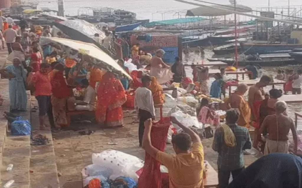  काशी के घाटों पर गुरु पूर्णिमा पर उमड़ी भीड़:श्रद्धालुओं ने गंगा में लगाई आस्था की डुबकी, सुरक्षा के पुख्ता इंतजाम