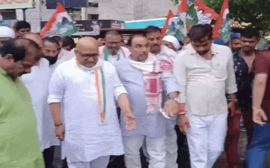 गड्ढे में उतरकर विकास खोजना पड़ा भारी, यूपी कांग्रेस समेत 60 कांग्रसियों पर केस 