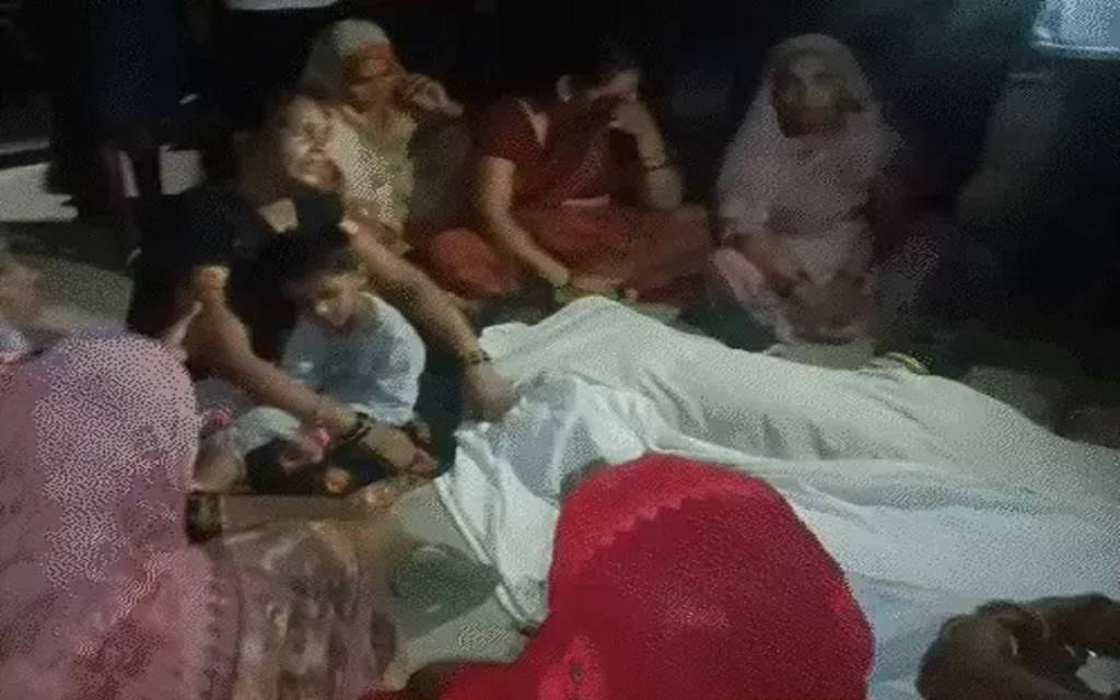 वाराणसी: हाईवे पर दर्दनाक हादसा, मर्चेंट नेवी अफसर की पत्नी-बेटी की मौत, 6 घंटे चक्काजाम