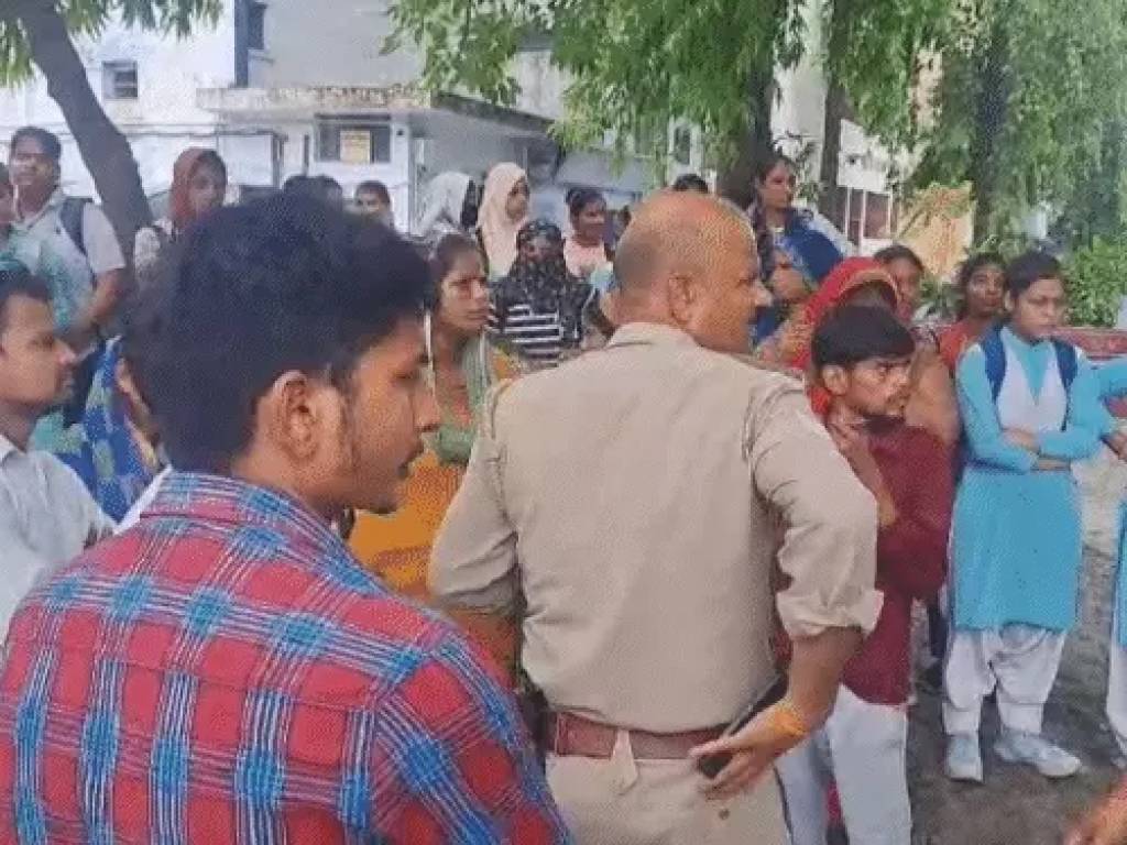 कॉलेज में घुसकर छात्रा पर हमला: हाथ-पेट पर वार किए; मेडिकल कॉलेज में भर्ती