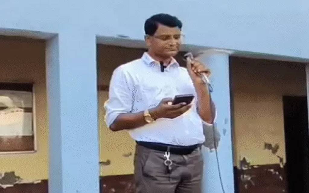 'कांवड़ लेने मत जाना...' गाने वाले शिक्षक पर FIR,  अखिलेश यादव का भाजपा पर तंज- क्या यही अमृतकाल