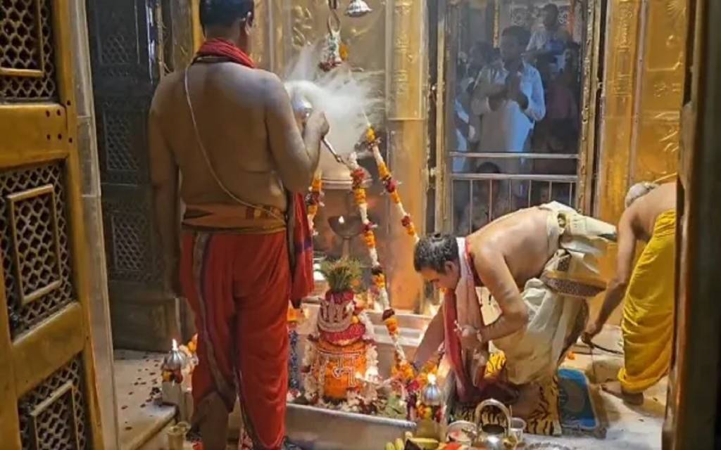 Sawan Somwar 2025: सावन के दूसरे सोमवार पर काशी विश्वनाथ धाम में उमड़े श्रद्धालु, दो लाख भक्तों ने किए दर्शन