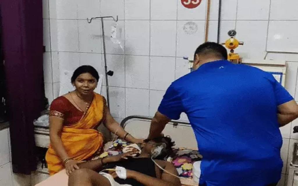 वाराणसी में पुलिस की बर्बरता! मामूली विवाद के बाद घर से खींच लाए, फिर बरसाई लाठियां; बेहोशी-सांस टूटने पर कराया भर्ती