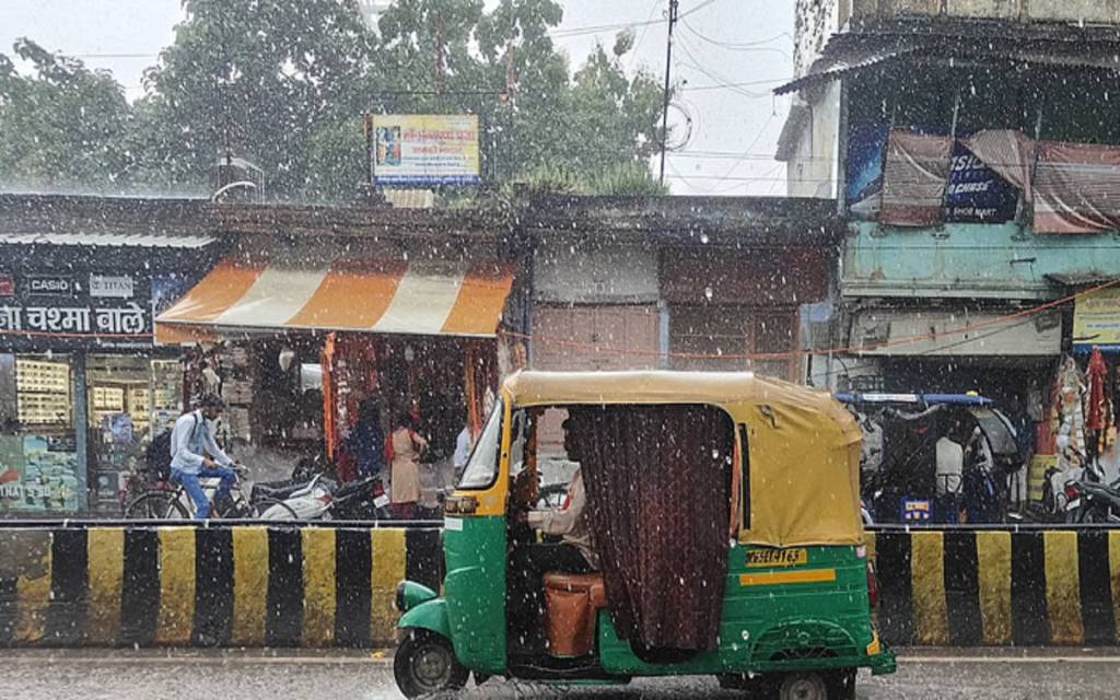 काशी में झमाझम बारिश से गर्मी से राहत,मौसम हुआ खुशनुमा