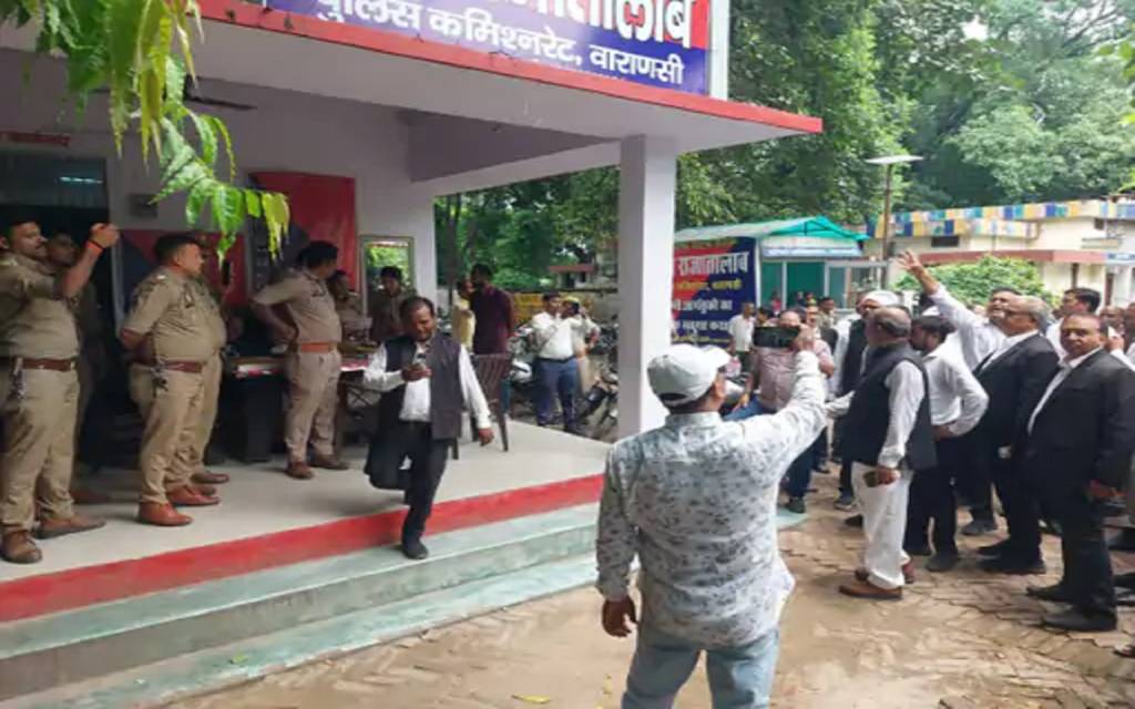 राजातालाब थाने में अधिवक्ता से अभद्रता पर फूटा गुस्सा, वकीलों ने एसीपी ऑफिस के बाहर किया प्रदर्शन; दोषी सिपाही पर कार्रवाई की मांग