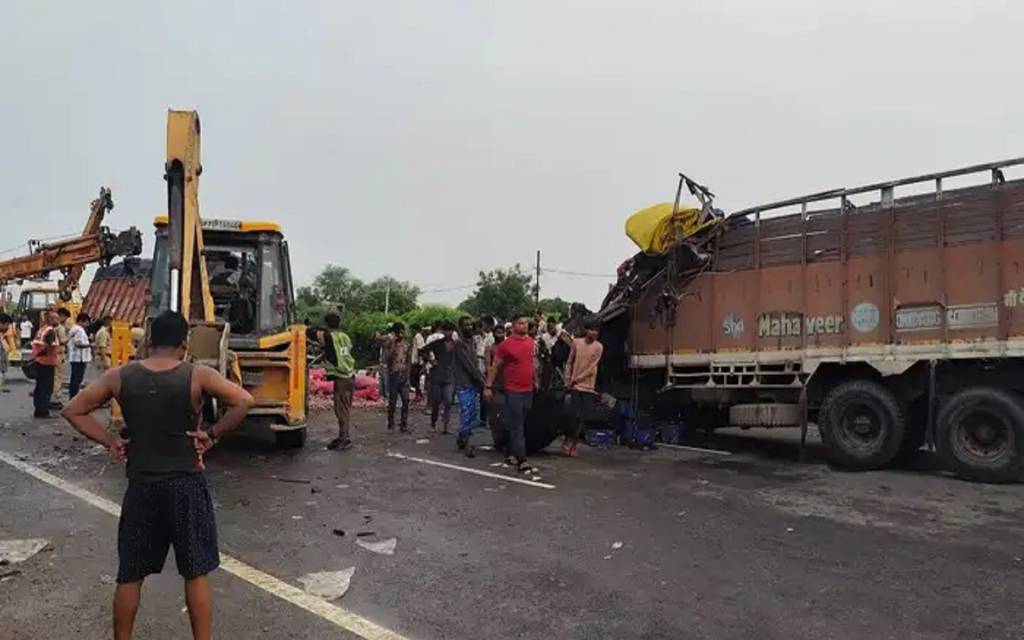 भदोही में दो ट्रकों की आमने- सामने जोरदार टक्कर, चालक और खलासी की दर्दनाक मौत