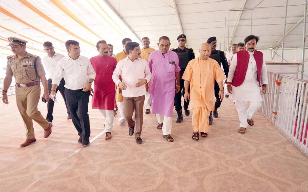 काशी दौरे के दूसरे दिन सीएम योगी ने परखी पीएम मोदी की सभा की तैयारियां, सेवापुरी के बनौली में लिया कार्यक्रम स्थल का जायजा