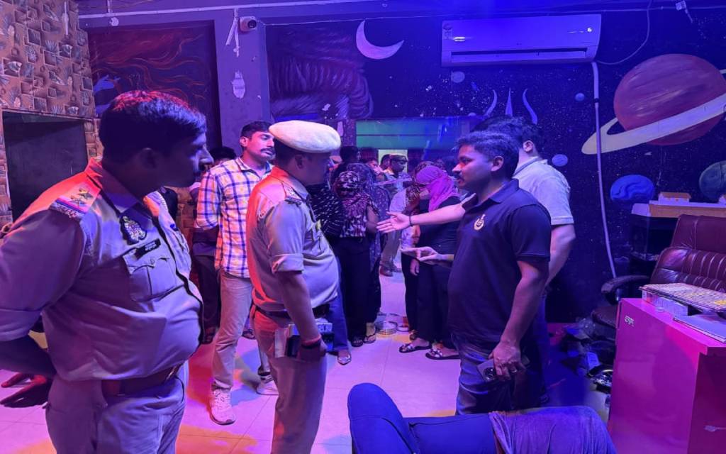 स्पा सेंटर पर पुलिस का डंडा, आखिर क्यों पर जाता है ठंडा !