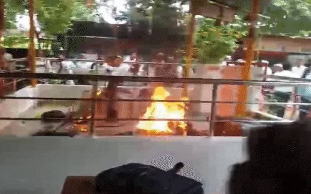 वाराणसी: केस हारने से आहत फरियादी ने तहसील परिसर में लगाई आग, हालत गंभीर