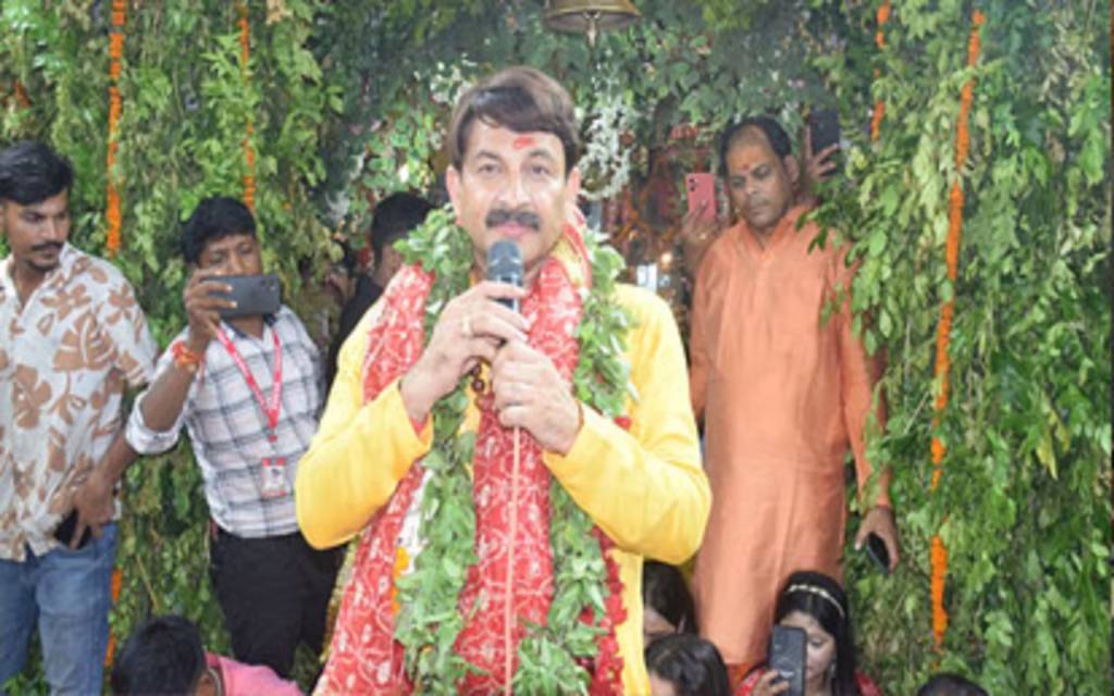 Durga Kund Music Festival:  मां कूष्माण्डा महोत्सव की पांचवी निशा मनोज तिवारी के भजनों से सजा मां का दरबार