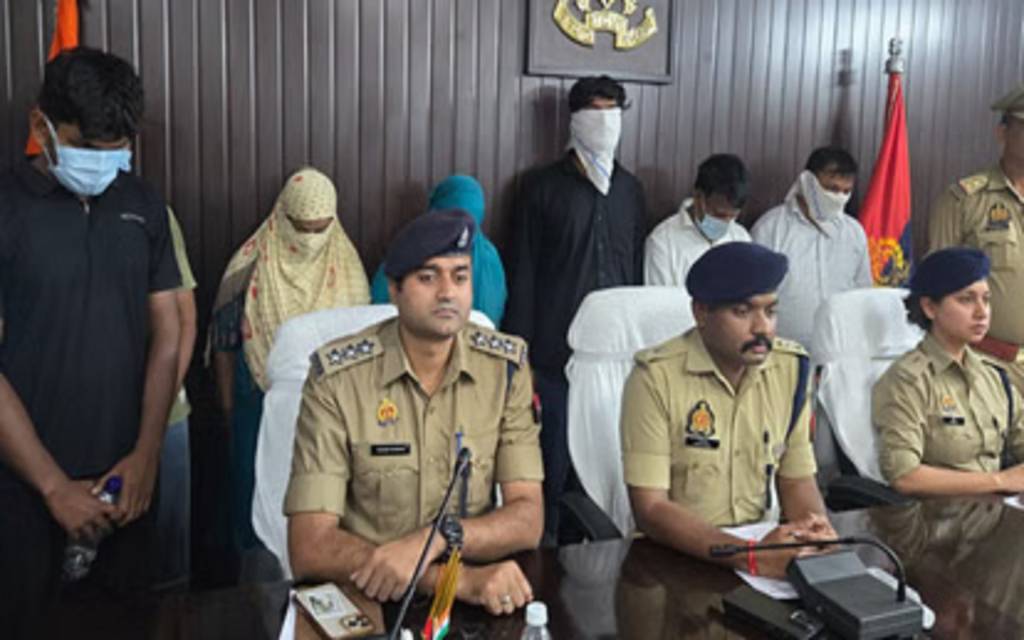 वाराणसी: विदेशों में नौकरी दिलाने के नाम पर ठगी करने वाला कॉल सेंटर सीज, दो युवतियों समेत 7 गिरफ्तार
