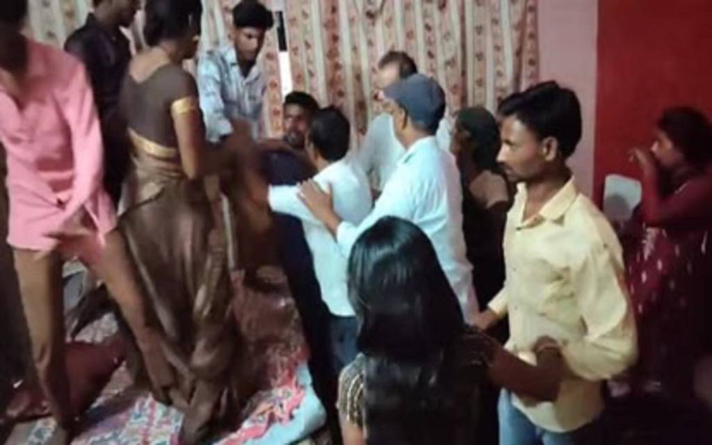 समोसा न लाने पर मचा बवाल, मायके वालों ने पति-ससुर की कर दी पिटाई
