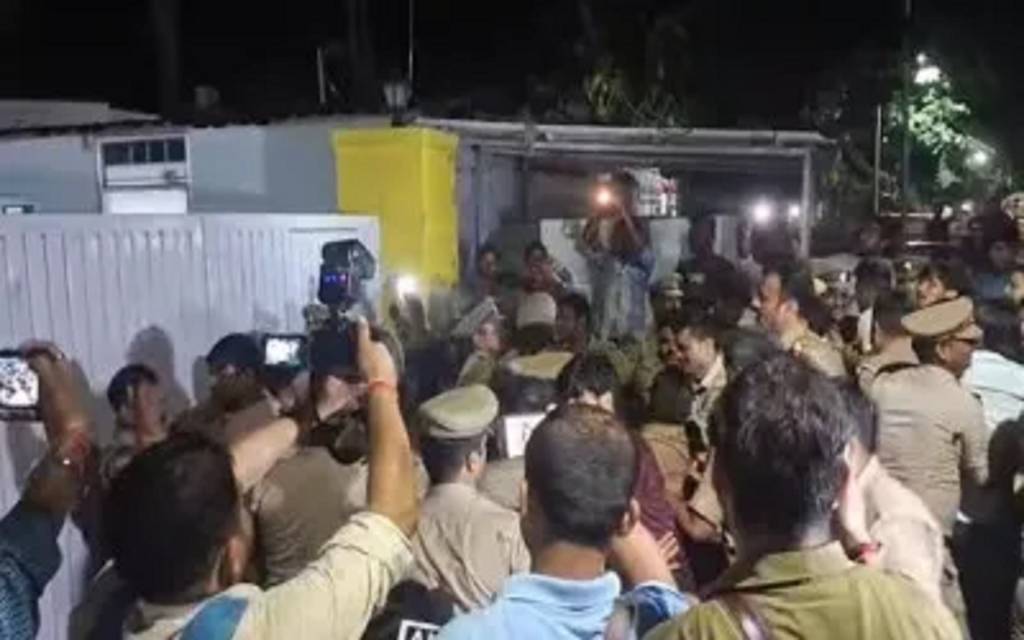 लखनऊ में ‘गुंडा’ कहने पर भड़के एबीवीपी कार्यकर्ता, मंत्री ओपी राजभर के आवास पर काटा बवाल, जमकर चले ईंट-पत्‍थर