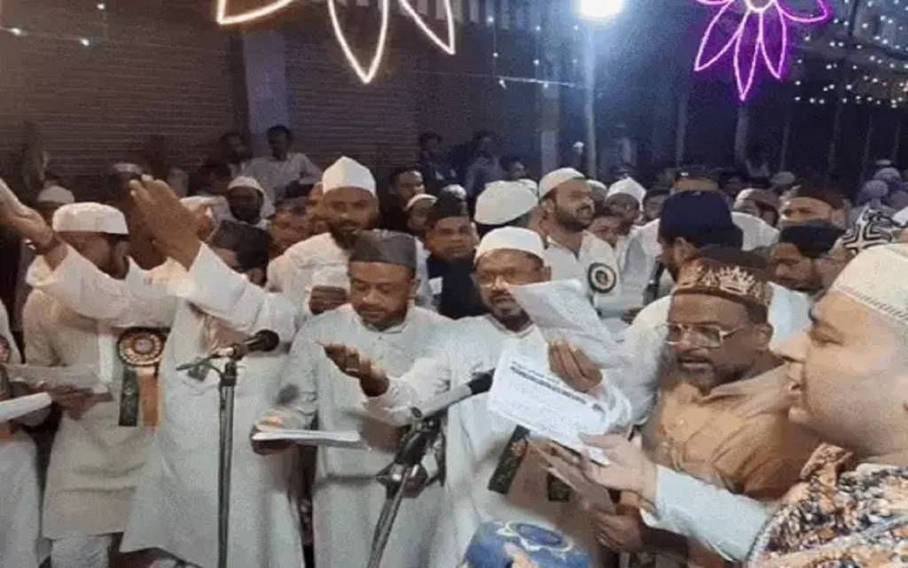 वाराणसी में बारावफात की धूम, नबी की शान में निकले जुलूस, पैगंबर साहब की शान में पढ़े गए कसीदे और नात