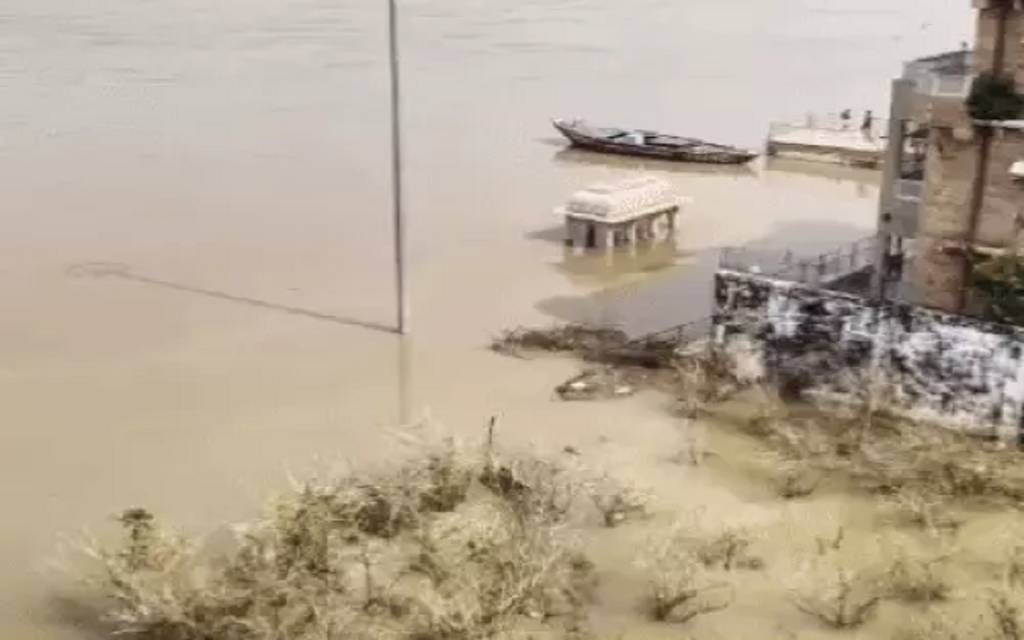 गंगा ने पार क‍िया चेतावनी ब‍िंदु : निचले इलाकों में बाढ़ का खतरा गहराया, 50 दिनों से नाव संचालन बंद