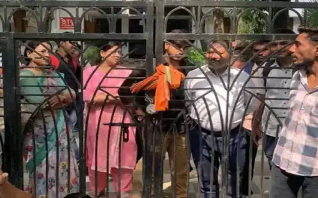 काशी विद्यापीठ में छात्रों का आक्रोश, मूलभूत सुविधाओं के अभाव में फैकल्टी  पर जड़ा ताला