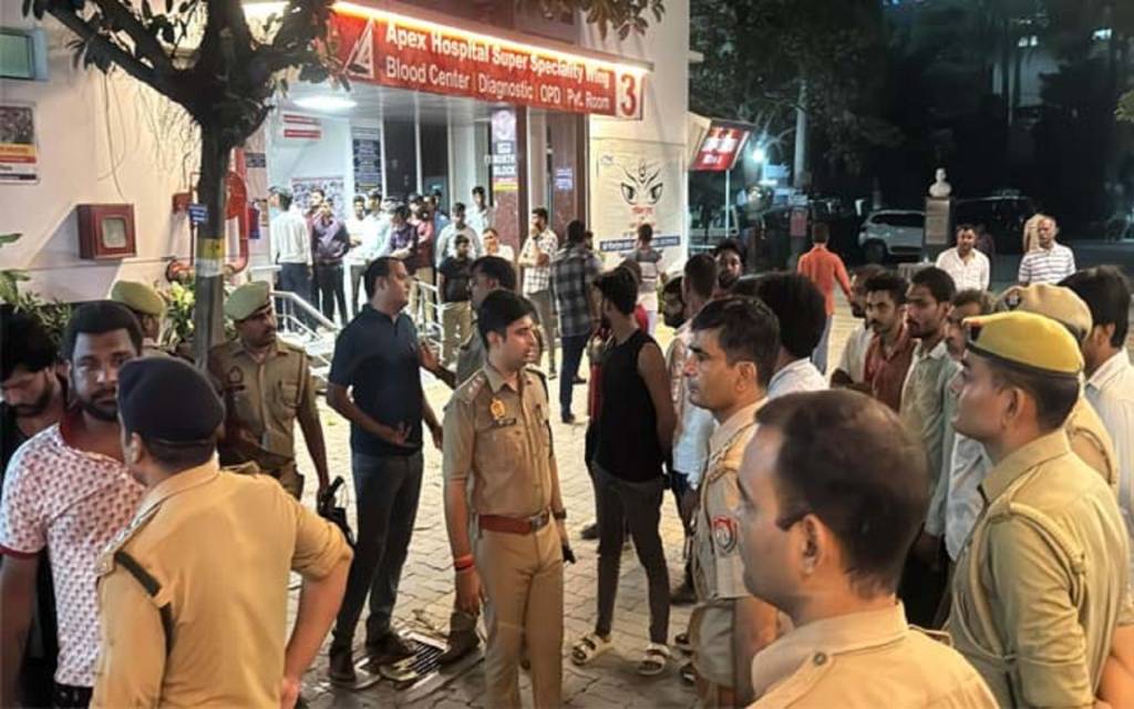 एपेक्स हॉस्पिटल में टीचर की मौत के बाद हंगामा, सड़क पर शव रखकर परिजनों ने आधी रात किया चक्काजाम