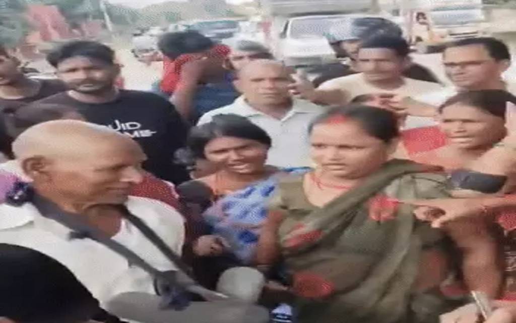 गोरखपुर में फर्जी बैंक घोटाला: संचालक के पिता गिरफ्तार, चप्पल की माला पहनाकर पुलिस को सौंपा 