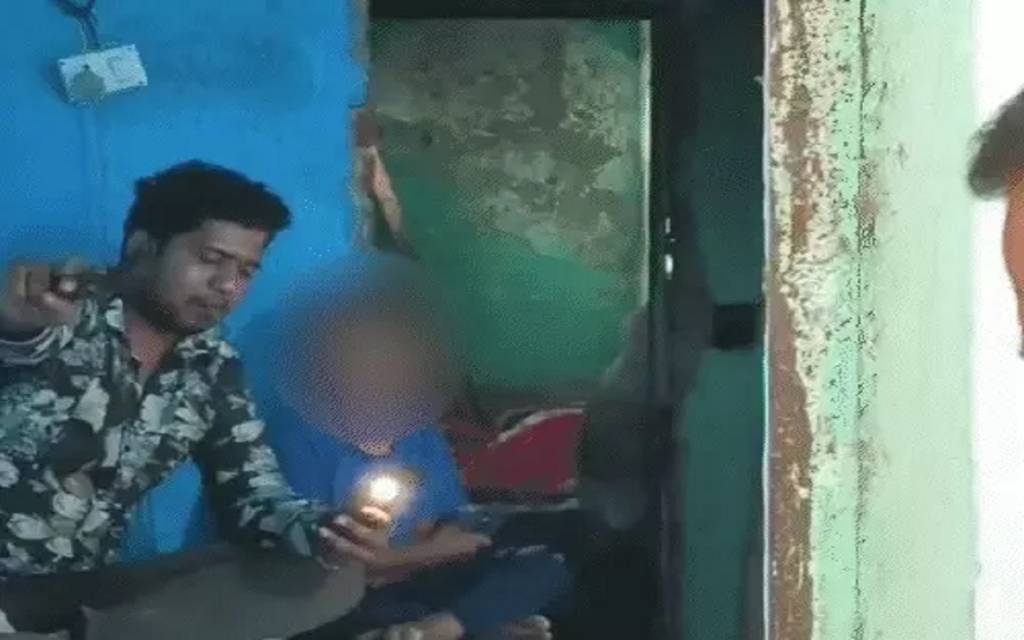 कन्नौज: सिरफिरे प्रेमी ने प्रेमिका के बेटे को तमंचे के बल पर बनाया बंधक, 4 माह पहले 3 बच्चों की मां से की थी कोर्ट मैरिज, जानें पूरा मामला