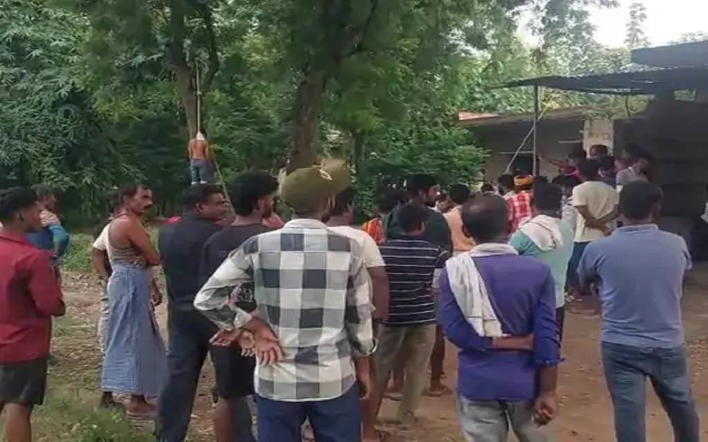 सेवापुरी स्टेशन के पास पेड़ से लटका मिला युवक का शव, गांव में मातम