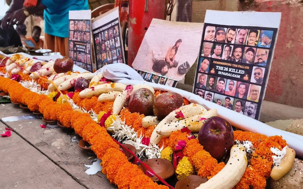 पहलगाम आतंकी हमले में मारे गये 26 मृतकों का पिंडदान