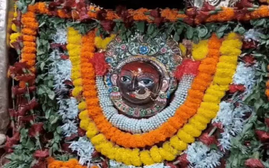 शारदीय नवरात्रि का शुभारंभ, काशी में उमड़ी श्रद्धालुओं की भारी भीड़