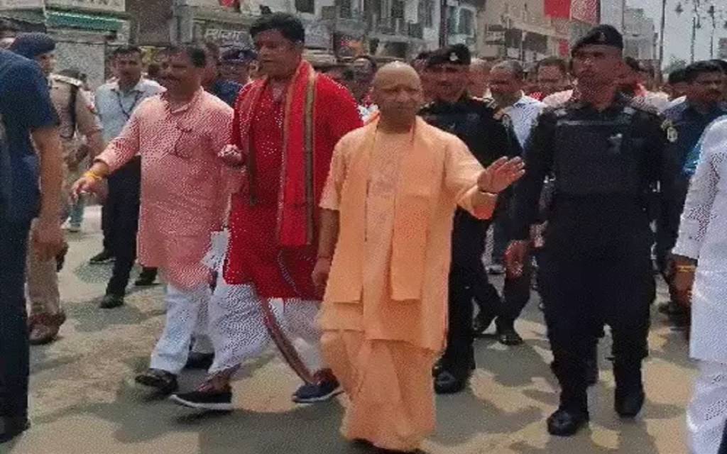 घटी जीएसटी पर सीएम योगी का पदयात्रा अभियान, व्यापारियों से की सीधी बातचीत