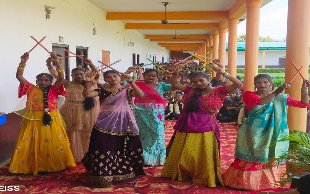 महाविद्यालय में नवरात्रि पर डांडिया-गरबा कर छात्राओं ने मचाया धमाल