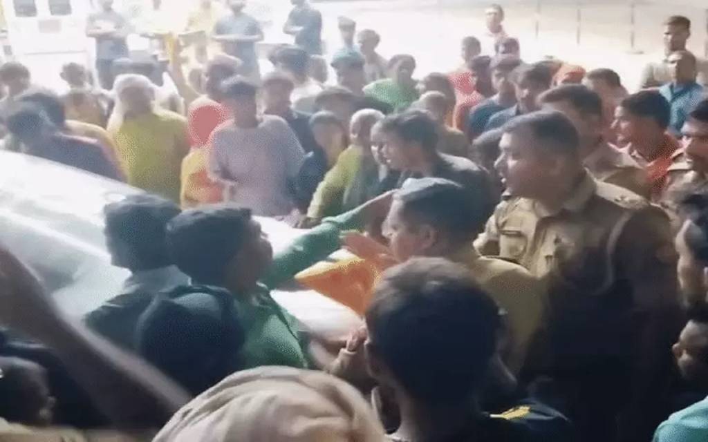 गोरखपुर में 11वीं के छात्र को भीड़ ने पीट-पीटकर मार डाला, दुर्गा पूजा से लौटते वक्त बाइक टकराई, भड़के लोगों ने किया अधमरा