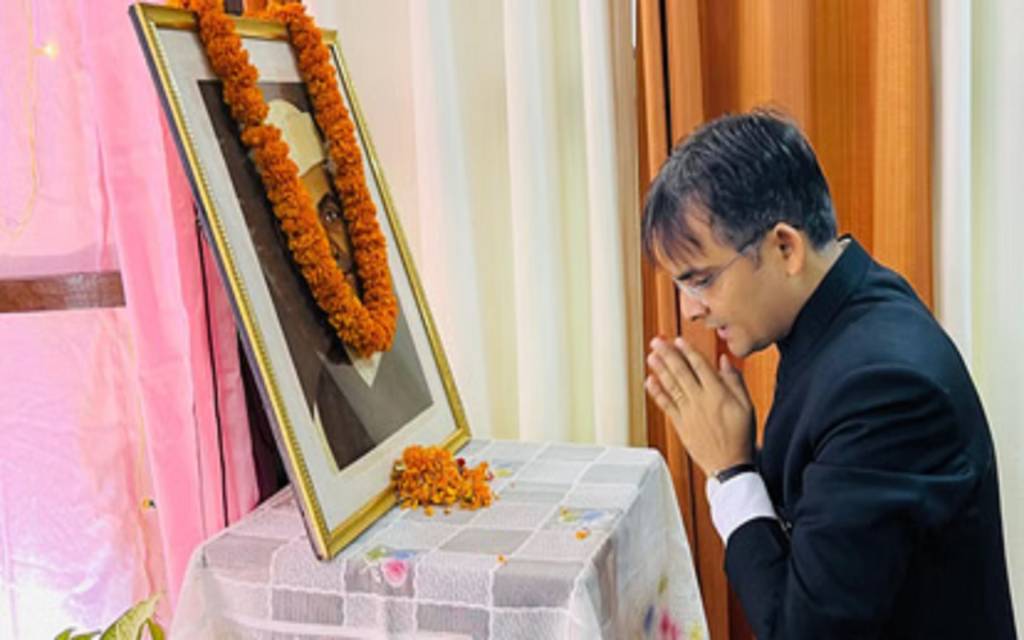 कमिश्नरी सभागार में गांधी जयंती एवं शास्त्री जयंती पर श्रद्धांजलि, संघ कार्यकर्ताओं का पथ संचलन