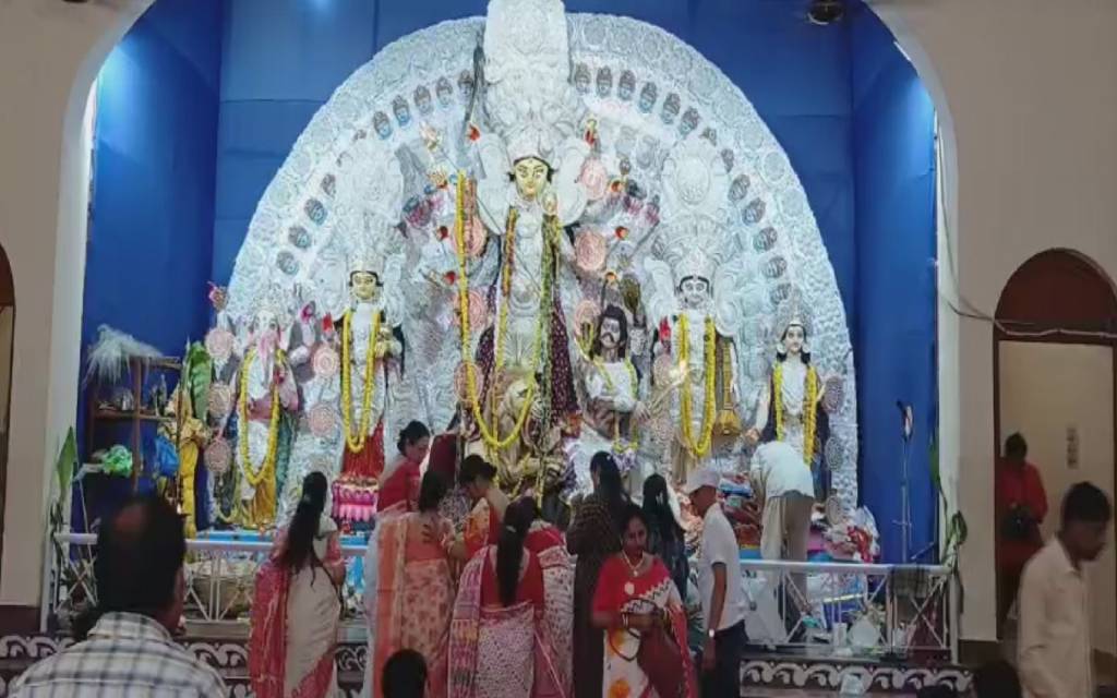 वाराणसी में विजयदशमी पर महिलाओं ने खेला सिंदूर,  बंगीय समाज ने निभाई 400 साल पुरानी परंपरा