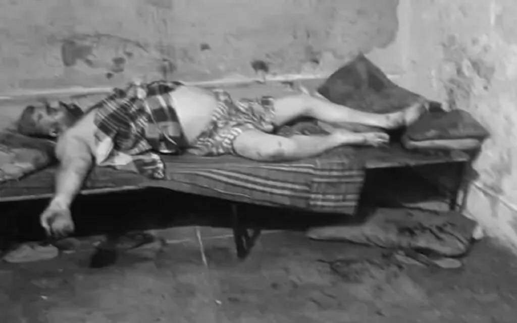 वाराणसी: कमरे में खून से लथपथ मिला सरकारी टीचर का शव, परिवार के लोग दूसरे कमरे में सो रहे थे, पुलिस जांच में जुटी