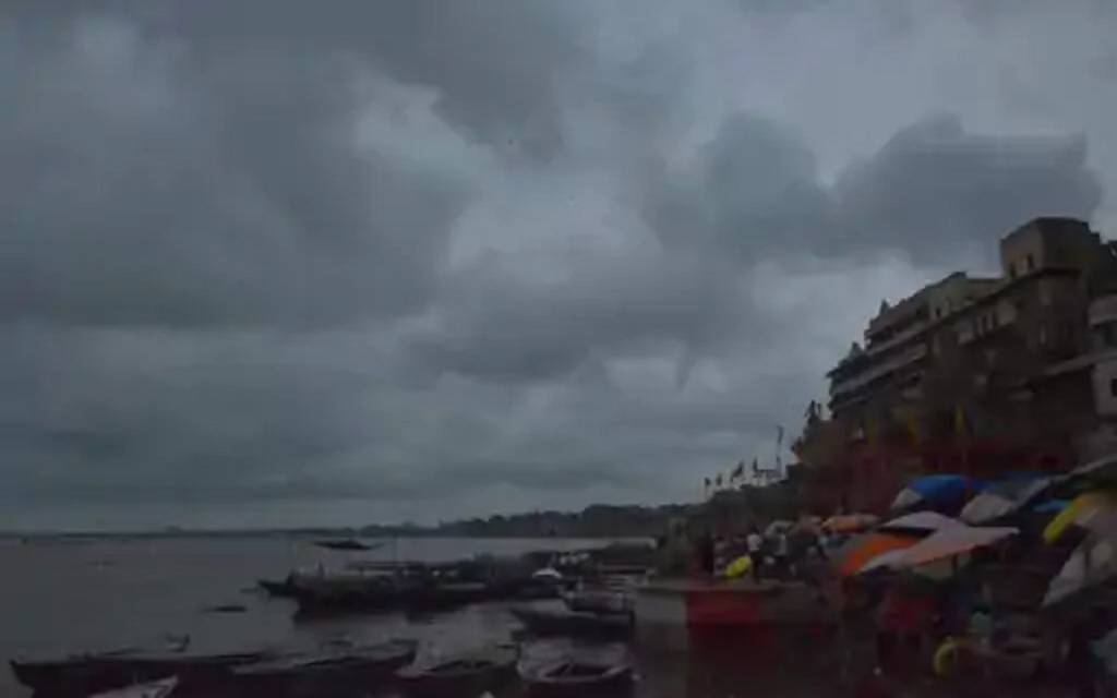 वाराणसी में तेज हवा के साथ हो रही है जोरदार बारिश:  IMD ने जारी की है औसत से अधिक बारिश की चेतावनी