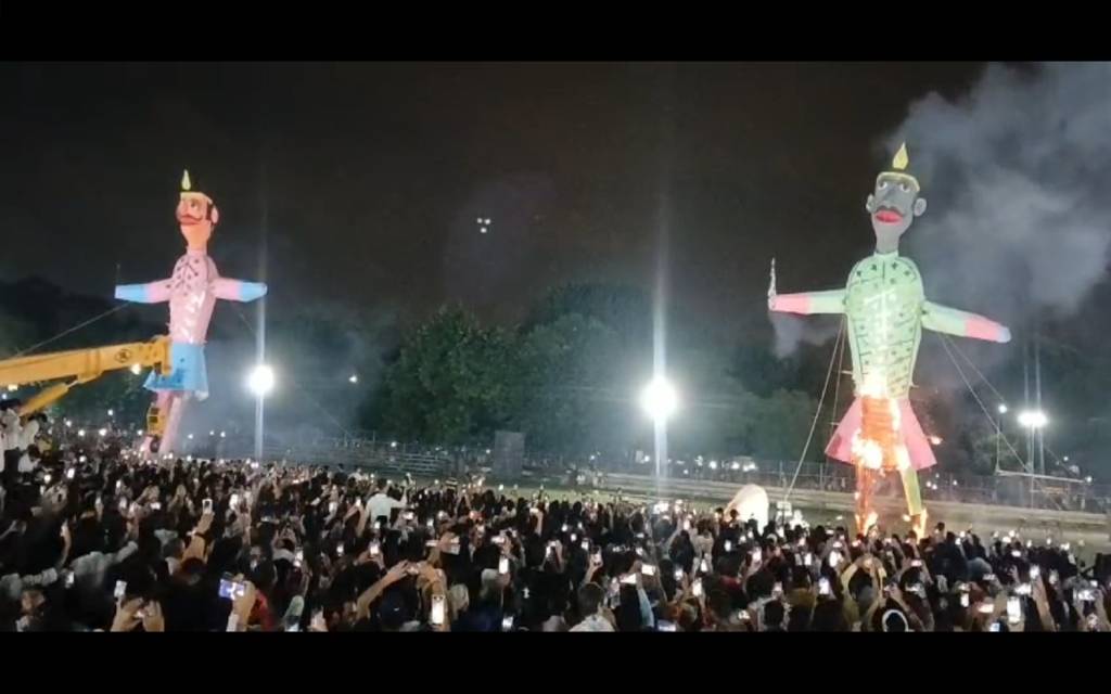 वाराणसी में विजयादशमी धूमधाम से मनाई गई, बरेका मैदान में हुआ रावण दहन