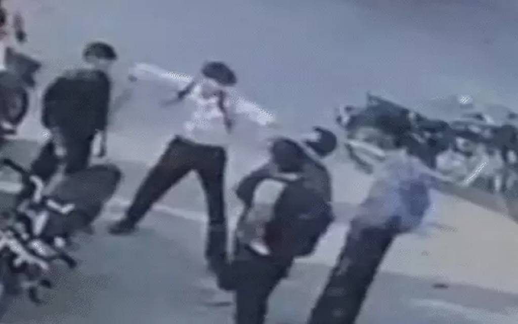 गाजियाबाद में 10वीं के छात्र को दोस्तों ने बेरहमी से पीटा, CCTV में कैद हुआ दर्दनाक दृश्य