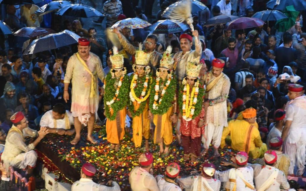 बरसात भी नहीं डिगा सकी श्रद्धालुओं की आस्था