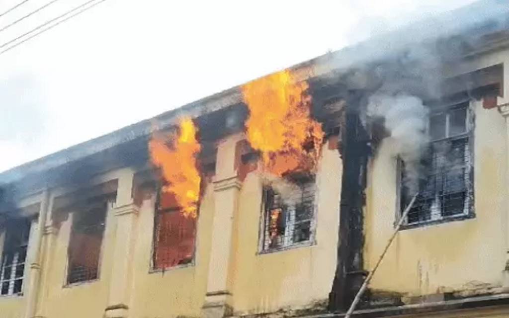 बीएचयू के सीसीआई लैब स्टोर में लगी भीषण आग, एक घंटे की मशक्कत के बाद काबू