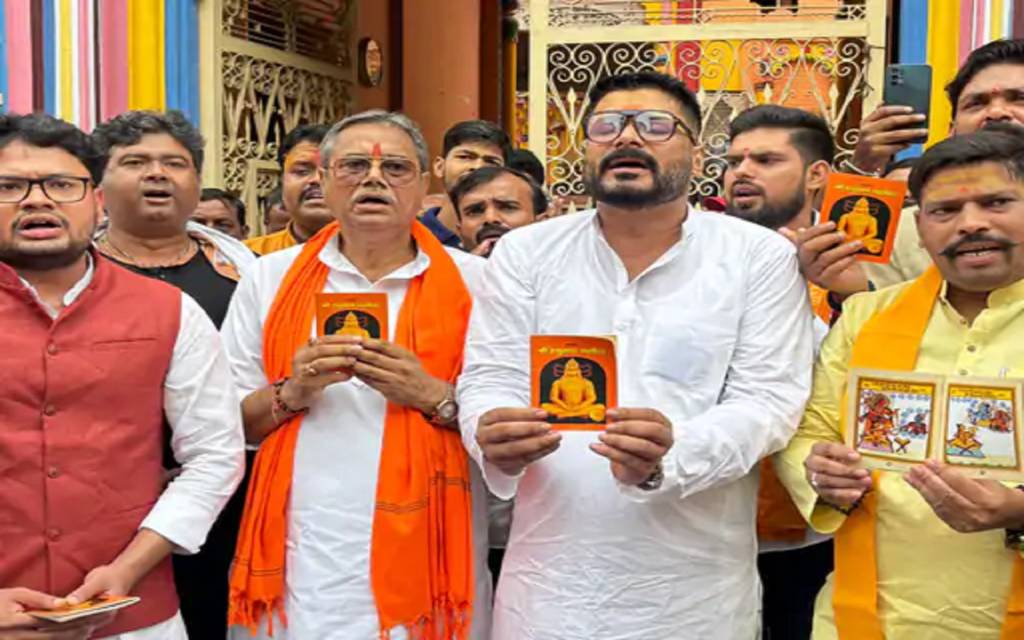 वाराणसी में हिन्दू संगठन ने सड़क पर पढ़ी हनुमान चालीसा, मंदिर में भजन को लेकर हुआ था विवाद, दो हुए थे अरेस्ट