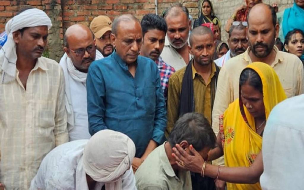 मूर्ति विसर्जन में आए युवक की चाकू गोदकर हत्या, तीन लोग गिरफ्तार, घर में कोहराम