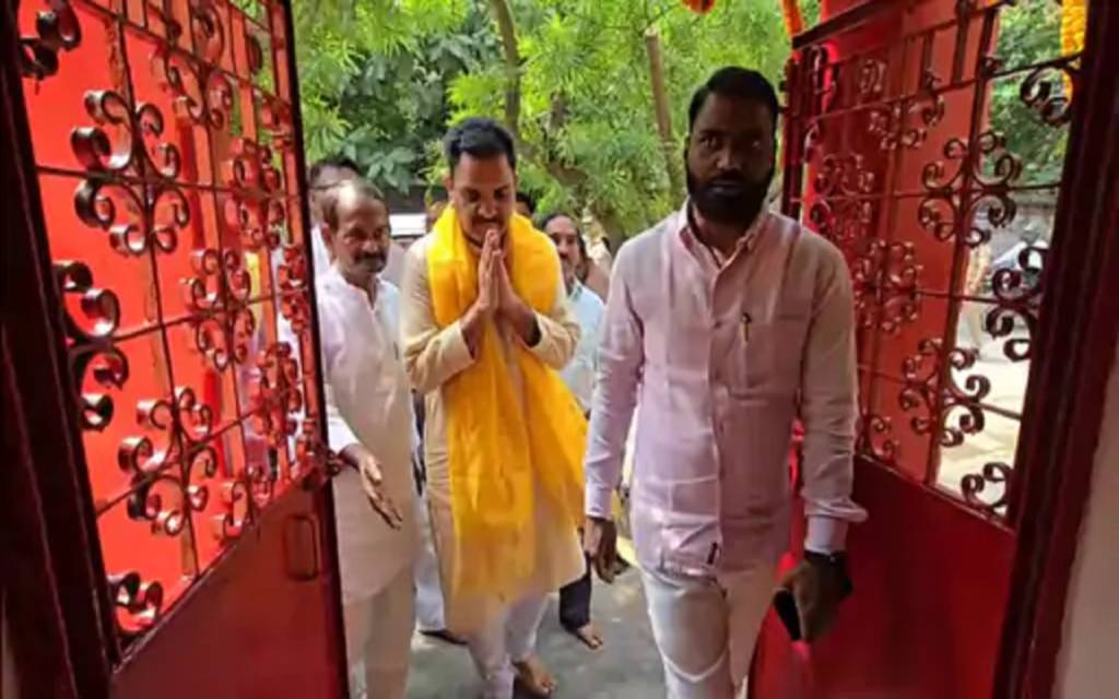 मंत्री असीम अरुण का वाराणसी दौरा, महर्षि वाल्मीकि जयंती पर बोले- सपा की राजनीति हमेशा दंगों की रही