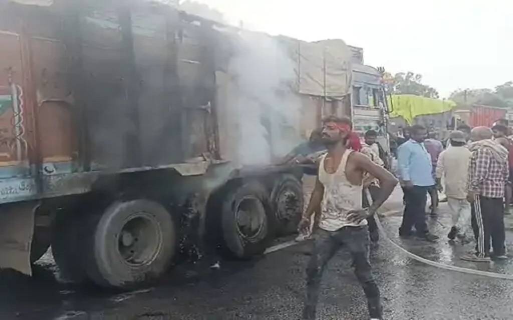 वाराणसी में ट्रक के पहिए में लगी आग, बड़ा हादसा टला,  ड्रम ब्रेक से उठी चिंगारी ने पकड़ी आग
