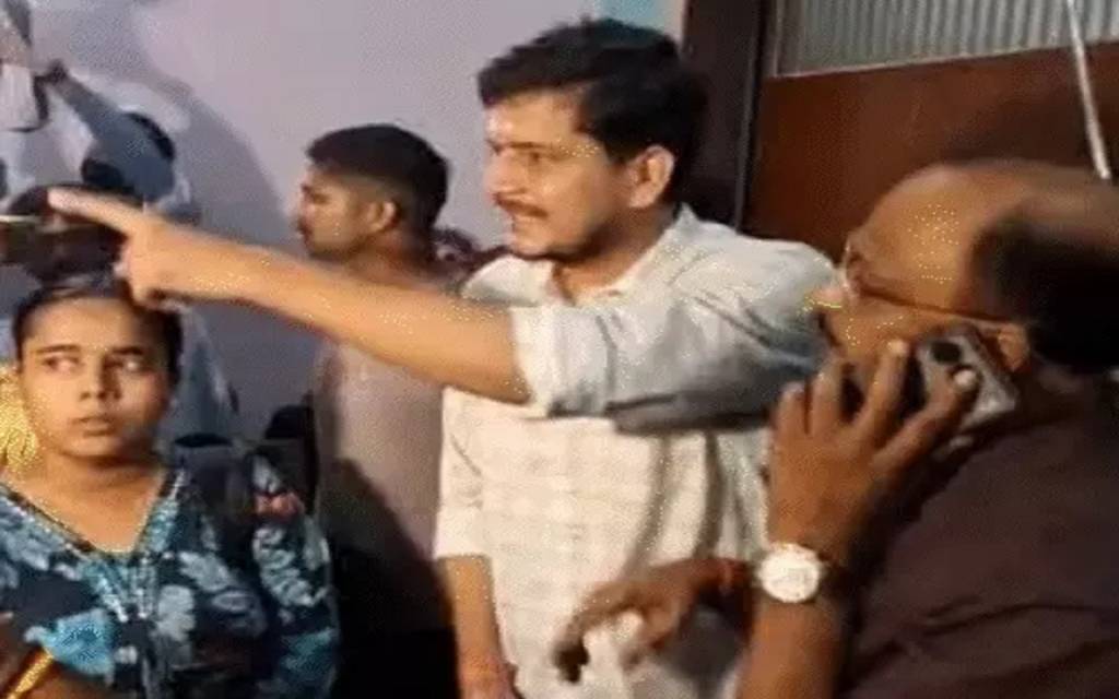 काशी विद्यापीठ दीक्षांत समारोह से पहले छात्रों ने किया हंगामा, इन्विटेशन न मिलने पर जताया विरोध, प्रॉक्टर से हुई बहस