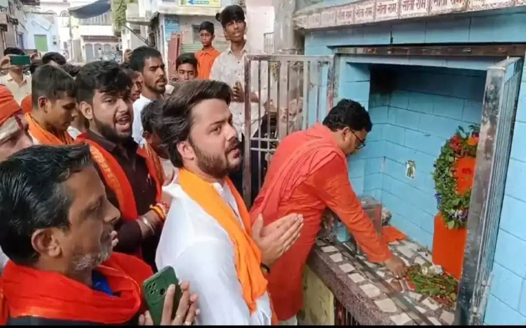 मंदिर में हनुमान चालीसा पाठ करने जा रहे राष्ट्रीय हिंदू परिषद कार्यकर्ताओं को प्रशासन ने रोका