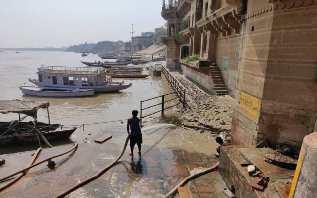 इस बार घाटों पर कैसे मनाया जायेगा डाला छठ, गंगा घाटों पर जमीं है मिट्टी, कीचड़ का है अंबार