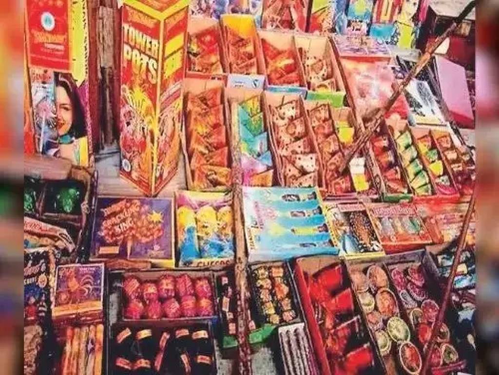 दीपावली से पहले बड़ी कार्रवाई : दालमंडी में 306 किलो अवैध पटाखे बरामद, मकान मालिक गिरफ्तार