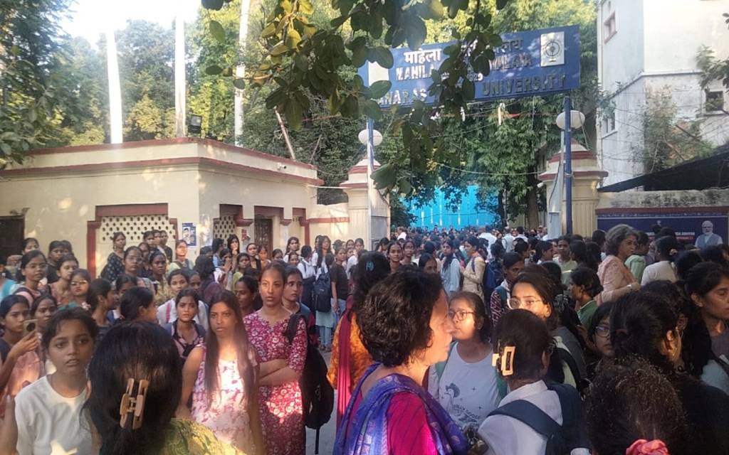 BHU में छात्रा की मौत पर बवाल: हार्ट अटैक से गई जान, लापरवाही के आरोप में छात्राओं का प्रदर्शन