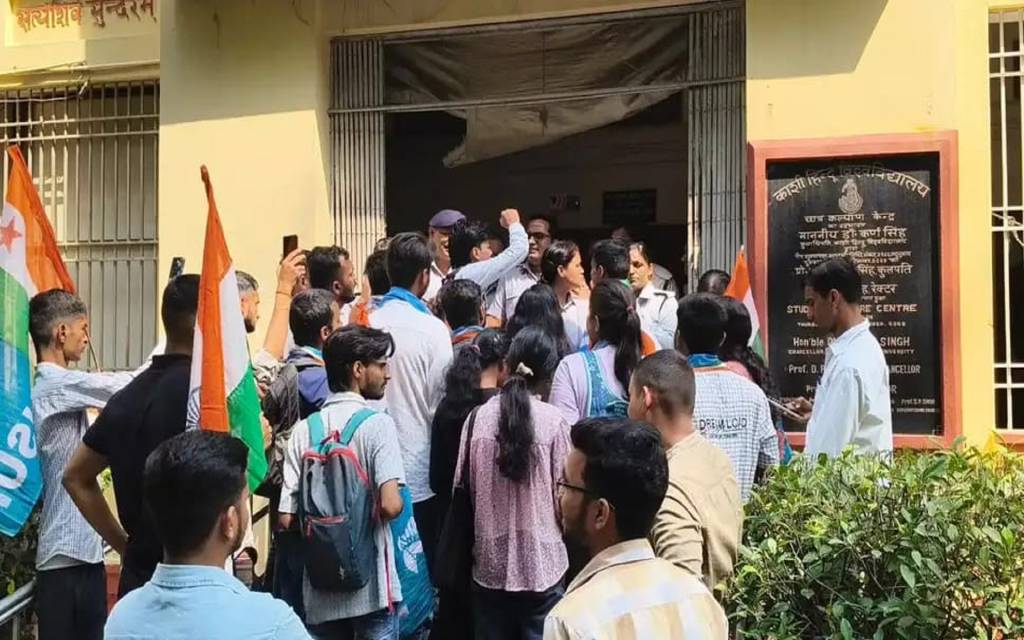एनएसयूआई ने बीएचयू प्रशासन को घेरा