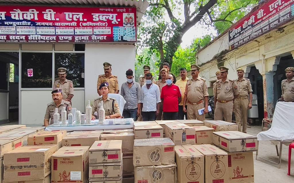 135 पेटी अवैध अंग्रेजी शराब के साथ तीन तस्कर गिरफ्तार