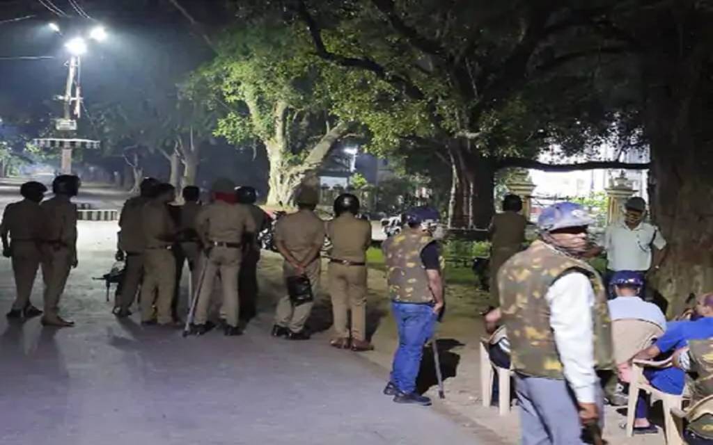 बीएचयू में देर रात बवाल: बिरला चौराहे पर छात्रों और सुरक्षाकर्मियों में भिड़ंत, चले ईंट-पत्थर चले, बुलानी पड़ी पुलिस 