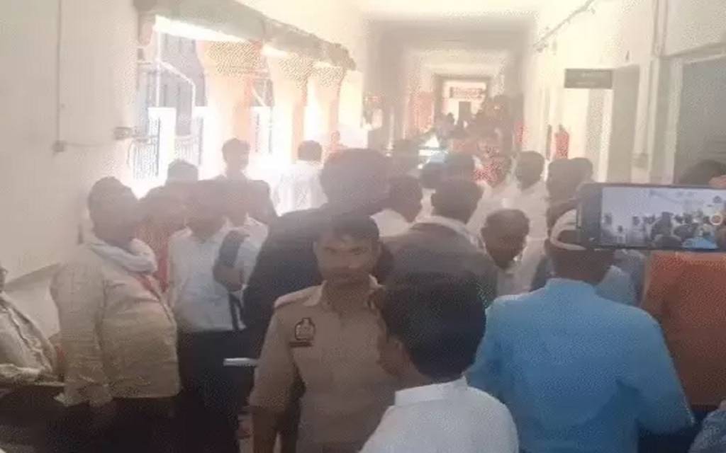 वाराणसी नगर निगम में कार्यकारिणी बैठक से पहले हंगामा, होमगार्ड को धक्का देने का आरोप- महापौर ने अधिकारी को निकाला बाहर